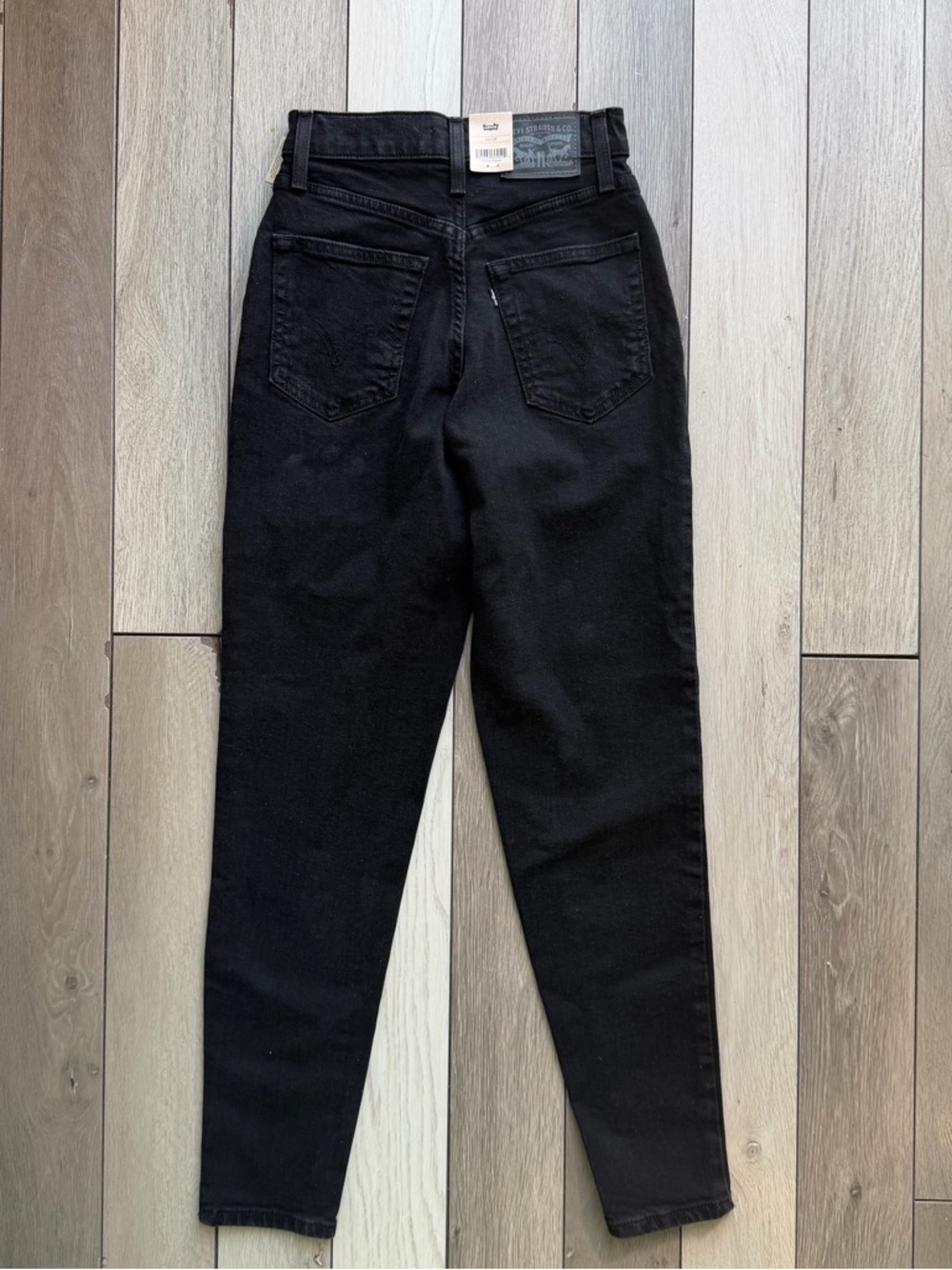 Levi’s High Waisted Mom Jeans Black 24x29 NWT - Picture 2 of 7